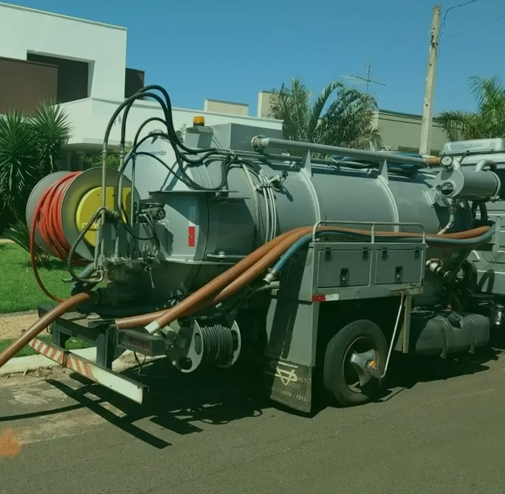 imagem do caminhão de limpesa